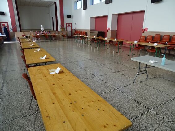 Les tables du conseil municipal sont espacées, avec une distance d'un mètre entre chaque personne