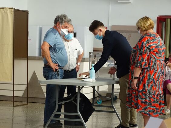 Anne Nuttin et Jean-Marc Wantellet, assesseurs, procèdent au dépouillement